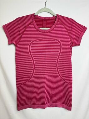 LULULEMON Run Swiftly Heatherrd Berry Rumble Strip Short Sleeve Top Size 8